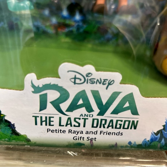 Disney Raya and the Last Dragon Character Doll Giftset - Picture 2 of 5